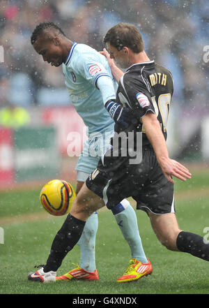 Calcio - Npower Football League Championship - Coventry City / Ipswich Town - Ricoh Arena. Alex Nimely di Coventry City in azione contro Tommy Smith di Ipswich Town (a destra) Foto Stock