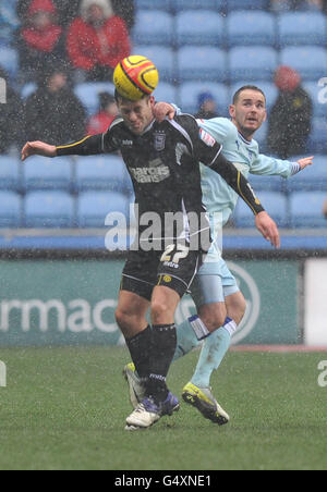 Calcio - Npower Football League Championship - Coventry City / Ipswich Town - Ricoh Arena. David Bell di Coventry City e Daryl Murphy di Ipswich Town (a sinistra) lottano per la palla Foto Stock