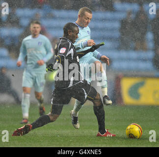 Calcio - Npower Football League Championship - Coventry City / Ipswich Town - Ricoh Arena. Gary McSheffrey (a destra) di Coventry City spara in un colpo mentre viene sfidato da Ibrahima Sonko (a sinistra) di Ipswich Town Foto Stock