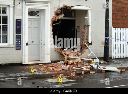 La scena di una banca NatWest nella piccola città del mercato di Bingham, Nottinghamshire, dove questa mattina i ladri hanno usato un trattore per tirare la macchina del punto di contanti della banca dal muro. Foto Stock