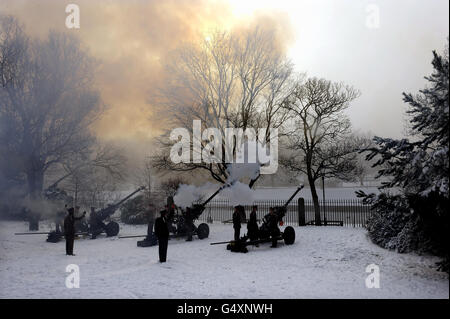 Un 21 pistola saluto per segnare il 60 ° anniversario adesione al trono di HM la Regina è licenziato da soldati di 35 batteria, 39 Regiment Royal Artillery nei Giardini del Museo, York oggi, che è stato ancora coperto di neve a seguito del recente severo tempo invernale. Foto Stock