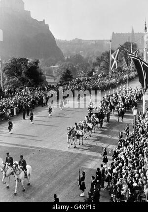 Re Olav di Norvegia, accompagnato dalla regina Elisabetta II e dal duca di Edimburgo, guida in una carrozza aperta con un'Escort del Sovrano della Cavalleria domestica attraverso Princes Street, fiancheggiata dalla folla, Edimburgo, all'inizio della sua visita di Stato di tre giorni in Scozia. Foto Stock