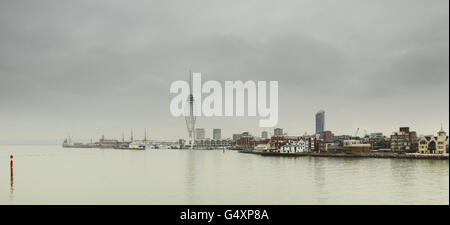 Una vista generale di Portsmouth dal blocco di Fort in Gosport - all'entrata del Porto di Portsmouth. Il Royal Navy Dockyard si trova a sinistra della Spinnaker Tower e a destra della Old Portsmouth. Foto Stock