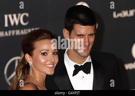 Novak Djokovic e la fidanzata Jelena Ristic in arrivo per il 2012 Laureus World Sports Awards, al Central Hall Westminster, Story's Gate, Londra. Foto Stock