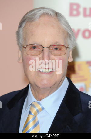 Nicholas Parsons partecipa ai premi Oldie of the Year al Simpson's-in-the-Strand, Londra. STAMPA ASSOCIAZIONE Foto Martedì 7 febbraio 2011. Il credito fotografico dovrebbe essere: Anthony Devlin/PA Wire Foto Stock