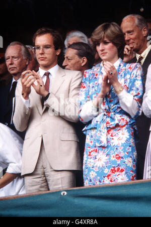 Il principe Alberto di Monaco si unisce a Lady Diana Spencer nell'ovazione per John McEnroe dopo aver battuto Bjorn Borg nelle finali di Wimbledon. Foto Stock