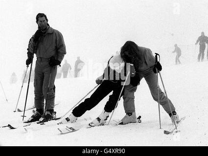 PA PHOTO 27/2/87 IL PRINCIPE CARLO GUARDA LA MOGLIE, LA PRINCIPESSA DEL GALLES (AL CENTRO) E LA SUORA, LA DUCHESSA DI YORK LARK CIRCA NELLA NEVE DURANTE LA SESSIONE FOTOGRAFICA CHE SEGNA L'INIZIO DELLA LORO VACANZA SCIISTICA ANNUALE. LA FESTA REALE, CON IL DUCA DI YORK, SI TROVA NELL'ELEGANTE RESORT INVERNALE DI KLOSTERS, NELLE ALPI SVIZZERE. Foto Stock