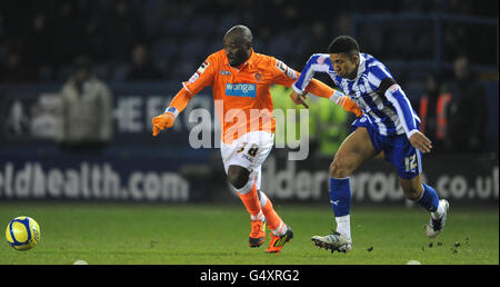 Liam Palmer di Sheffield Wednesday (a destra) e Lomana Tresor Lua Lua di Blackpool (a sinistra). Foto Stock