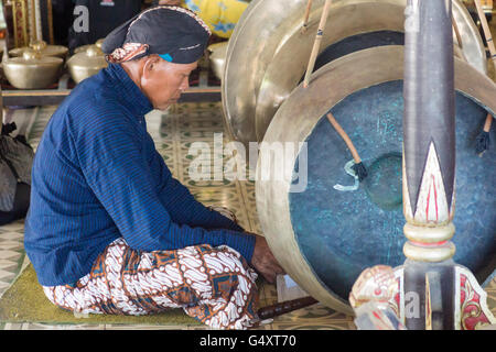 Indonesia, Java, Yogyakarta, spettacolo di musica tradizionale nel Palazzo del Sultano Kraton Foto Stock