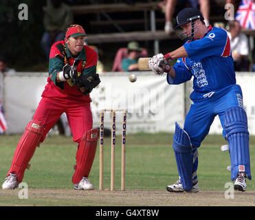 Mark Ealham, in Inghilterra, raggiunge il pallone per 4 corse, guardato dal capitano e dal wicketkeeper dello Zimbabwe, Andy Flowers, durante la partita di cricket internazionale di un giorno a Bulawayo, Zimbabwe. Foto Stock