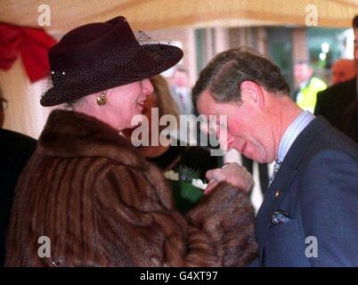 La Regina di Danimarca arriva all'Unilever Environment Center, a Port Sunlight, sul Wirral, in una breve visita a Merseyside con il Principe di Galles. La regina Margrethe e suo marito e consorte, il principe Henrik, sono in una breve visita di stato in Gran Bretagna. Foto Stock