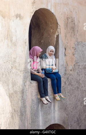 Indonesia, Java, Yogyakarta, musulmani in seduta la moschea Sumur Gumuling Foto Stock