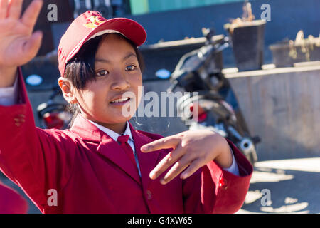 Indonesia, Java, Probolinggo, schoolchild in rosso uniforme Foto Stock