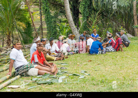 Indonesia, Bali, Gianyar, i preparativi per il festival sacrificale a Pura Gunung Kawi Foto Stock