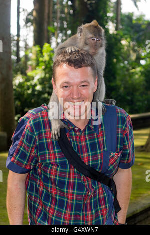 Indonesia, Bali, Badung, turistiche con le scimmie in Sangeh Monkey Forest Foto Stock