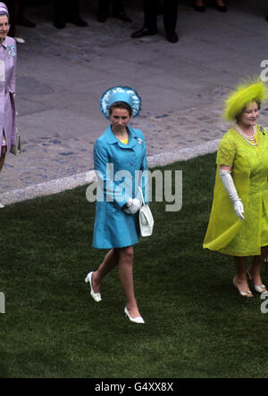 Principessa Anna e la Regina Madre che arrivano per l'investitura Del Principe di Galles al Castello di Caernarfon Foto Stock