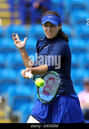 Laura Robson della Gran Bretagna in azione durante la sua partita di qualificazione contro il Madison Brengle degli Stati Uniti al AEGON International 2016 al Devonshire Park, Eastbourne. PREMERE ASSOCIAZIONE foto. Data immagine: Domenica 19 giugno 2016. Vedi PA storia TENNIS Eastbourne. Il credito fotografico dovrebbe essere: Gareth Fuller/PA Wire. RESTRIZIONI: , Nessun uso commerciale senza previa autorizzazione, si prega di contattare PA immagini per ulteriori informazioni: Tel: +44 (0) 115 8447447.durante il turno di qualificazione della AEGON International 2016 a Devonshire Park, Eastbourne. PREMERE ASSOCIAZIONE foto. Data immagine: Domenica 19 giugno 2016. Vedere PA Foto Stock