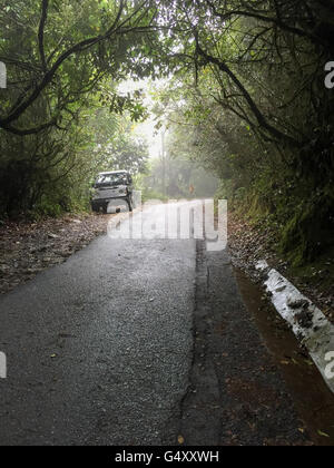 Malaysia, Pahang, Jeep Safari sulla strada deserta in Cameron Highlands Foto Stock