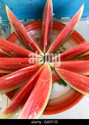 Indonesia, Bali, Badung, tagliare anguria Foto Stock