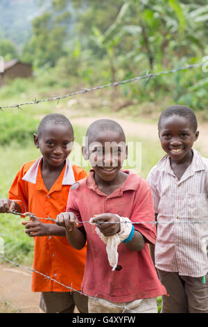 Felici i bambini nelle zone rurali a Kasese District, Uganda, Africa orientale. Foto Stock