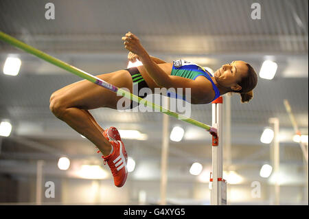 La Gran Bretagna Jessica Ennis compete nella finale di High Jump delle Donne durante le prove di Aviva e i Campionati interni del Regno Unito, Istituto Inglese dello Sport, Sheffield. Foto Stock