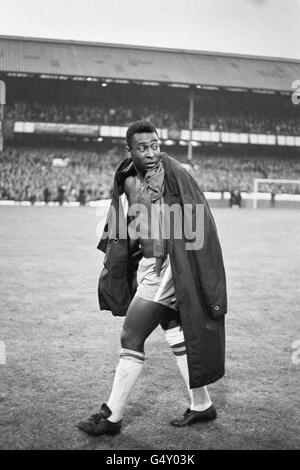 Un ferito Pele del Brasile si allena mentre il suo fianco perde in Portogallo 3-1 durante la seconda partita di torneo di Coppa del mondo al Goodsion Park, Everton a Liverpool. * 052/02/02 la maglia da calcio che indossava nella classica finale della Coppa del mondo 1970 è da vendere all'asta, è stato annunciato. La leggendaria maglietta gialla e verde numero 10 indossata quando il Brasile ha battuto l'Italia 4-1 a Città del Messico per vincere la Coppa del mondo per la terza volta si prevede che si incaglierà tra il 30,000 e il 50,000 quando sarà sotto il martello al mese prossimo di Christie auctioneers. Foto Stock