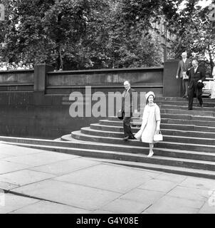 La regina Elisabetta II a Westminster Steps, Londra, mentre andò a bordo della chiatta reale per un viaggio lungo il Tamigi verso la piscina di Londra, dove doveva unirsi al Royal Yacht Britannia a Battlebridge Tier, Tower Bridge. Foto Stock