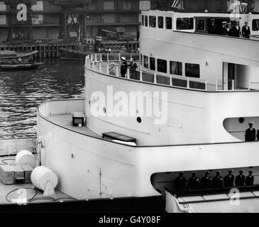 *bassa risoluzione scansionata dalla stampa* la regina Elisabetta II sventolando dal Royal Yacht Britannia alle folle allegre sul Tower Bridge mentre il Royal Yacht passava sotto il ponte alla sua partenza dal Pool di Londra. Foto Stock