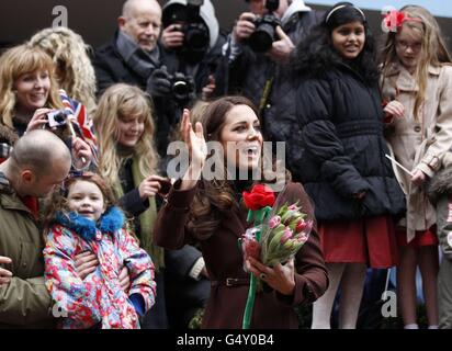 La Duchessa di Cambridge saluta i wellwishers quando arriva all'Alder Hey Hospital, Liverpool. Foto Stock