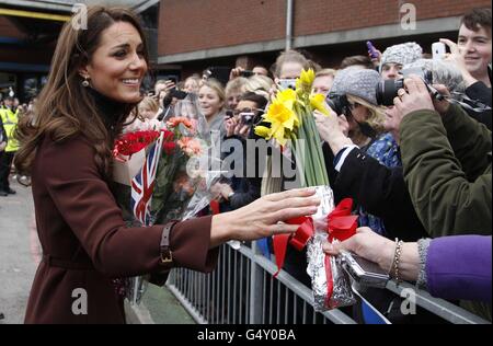 La Duchessa di Cambridge saluta i wellwishers quando arriva all'Alder Hey Hospital, Liverpool. Foto Stock