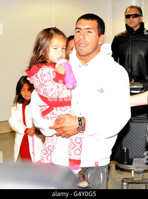 Calcio - Carlos Tevez arriva all'Aeroporto di Manchester Foto Stock