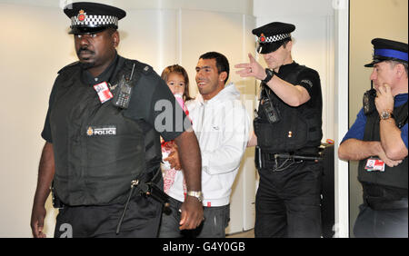 Calcio - Carlos Tevez arriva all'Aeroporto di Manchester Foto Stock
