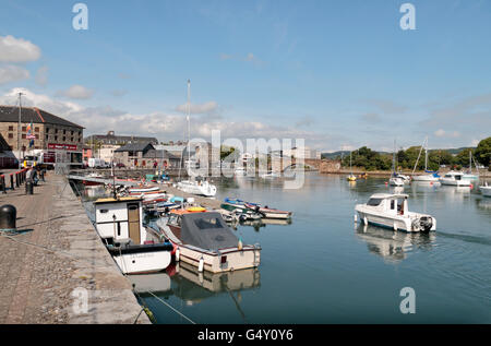 Vista lungo Davitts Quay e la piccola collezione di barche a Dungarvan, Co. Waterford, Irlanda (Eire). Foto Stock
