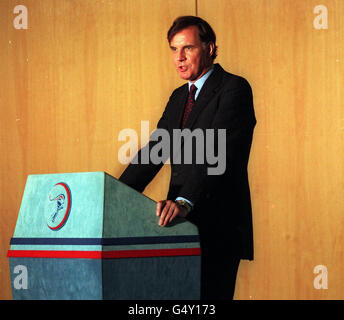 Il Segretario Generale del Tesoro Jonathan Aitken partecipa a una conferenza stampa presso il Conservative Central Office di Londra, dove ha annunciato la sua intenzione di citare in giudizio il giornale Guardian sulle accuse relative alle sue attività commerciali. Foto Stock