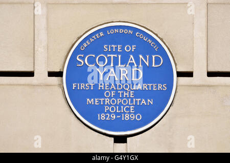 Londra, Inghilterra, Regno Unito. Una lapide commemorativa: Sito di Scotland Yard presso il Ministero dell' agricoltura edificio, Whitehall Place.... Foto Stock