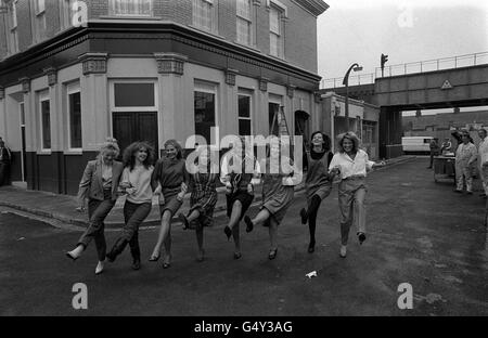 Alcuni degli EastEnders della BBC Television hanno lanciato la loro line-up presso gli Elstree Studios di Borehamwood, Hertfordshire, Letitia Dean, Susan Tully, Shirley Cheriton, Gretchen Franklin, Wendy Richard, Anna Wing, Sandy Ratcliff e Gillian Taylforth. Foto Stock