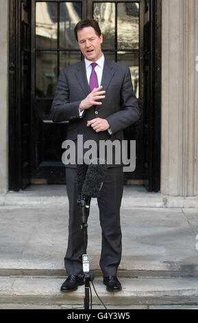 Nick Clegg, vice primo ministro e leader liberaldemocratico, fa una dichiarazione sulle dimissioni di Chris Huhne al di fuori della Camera dell'Ammiragliato, Londra. Foto Stock