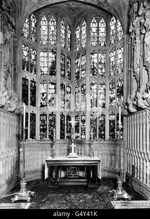 La Cappella commemorativa a 'i pochi' nell'Abbazia di Westminster, che, con il loro sacrificio, ha trasformato la marea della seconda guerra mondiale nella 'Battaglia di Gran Bretagna'. La vetrata, di Hugh Easton, contiene i distintivi degli squadroni dei combattenti che hanno preso parte alla Battaglia. Foto Stock