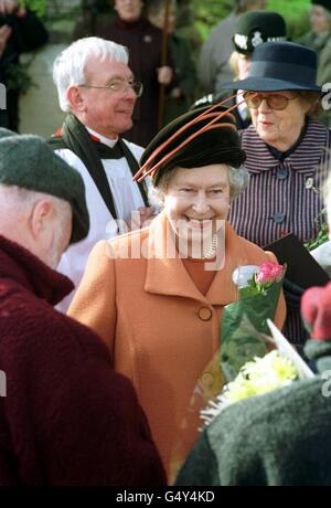 La regina Elisabetta II nella chiesa di Newton ad ovest vicino a Sandringham in Norfolk, dove ha salutato bene i wishers e li ha ringraziati per la loro preoccupazione verso la regina madre, che recentemente ha avuto un freddo. Foto Stock