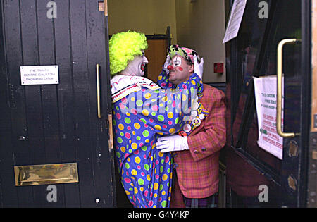 Il servizio Grimaldi si è svolto presso la chiesa di Clown Santa Trinità a Londra. Clown di tutta Europa si sono riuniti per onorare il Padre dei clown Joseph Grimaldi. Il servizio è stato seguito da uno spettacolo nella sala della chiesa. Foto Stock