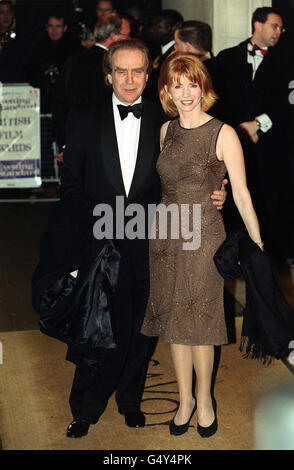 Il cartoonista Gerald Scarfe e l'attrice di moglie Jane Asher che arrivano ai premi serali Standard British Film, che si tengono all'hotel Savoy di Londra. Foto Stock