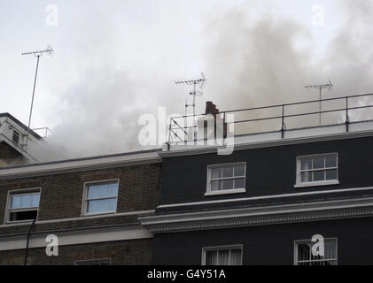 Mayfair fuoco. La scena a Grafton Street, Londra, dopo che un blaze scoppiò intorno alle 5:30 in un edificio a cinque piani. Foto Stock