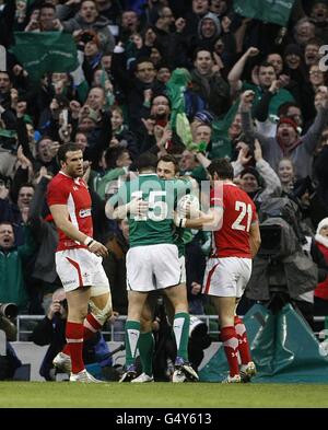 Rugby Union - RBS 6 Nations Championship 2012 - Irlanda / Galles - Aviva Stadium. Tommy Bowe in Irlanda festeggia il suo tentativo con Rob Kearney (n.15) Foto Stock