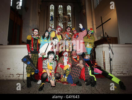 Clown che indossano il costume pieno assistono ad un servizio in memoria del clown celebrato Joseph Grimaldi, alla chiesa della Santissima Trinità a Dalston, Londra orientale. Foto Stock