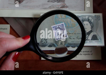 Il nuovo francobollo Diamond Jubilee Definitives di Royal Mail celebra i ritratti della Regina Elisabetta su banconote inglesi durante il suo regno, al Bank of England Museum nel centro di Londra. Foto Stock