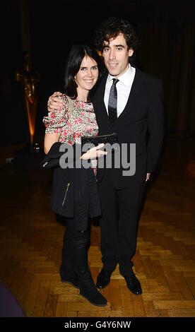 Stephen Mangan e la moglie Louise Delamere arrivano per la serata di Londra Standard British Film Awards 2012, al London Film Museum, County Hall, Westminster Bridge Road, Londra. Foto Stock