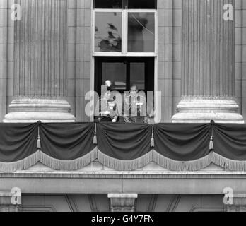 La regina Elisabetta II e il duca di Edimburgo sul balcone di Buckingham Palace, Londra, dopo aver preso parte alla cerimonia del colore di Trooping. Foto Stock