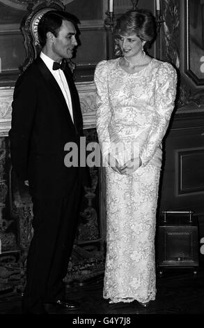 ABITI DI DIANA: La principessa del Galles chiacchiera con il primo ministro portoghese Anibal Cavaco Silva, in un banchetto al Palazzo della Borsa nella città portoghese settentrionale di Oporto. Lei e il principe Carlo erano il terzo giorno della loro visita ufficiale di quattro giorni nel paese. Il suo abito, di Catherine Walker, è stato creato per il Royal African Tour 1986, ma è stato sostanzialmente ridisegnato circa 1987, riapparendo come un abito da sera senza maniche con una scollatura molto bassa. Fu messa all'asta da Christie's (lotto 18), insieme ad altri 80 suoi abiti, e acquisita da Michael R. Lam di Hong Kong. Foto Stock