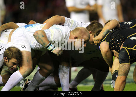 Rugby Union - RBS 6 Nations Championship 2012 - Scozia / Inghilterra - Murrayfield. Tom Croft (l) e Dan Cole nella mischia inglese Foto Stock