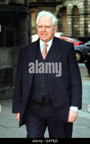 Lord Hardie, capo della squadra di procuratori di Lockerbie che lascia l'High Court di Edimburgo. Sono state chiete una revisione del modo in cui i giudici vengono nominati, dopo le improvvise dimissioni di Lord Hardie, il primo procuratore del processo di Lockerbie. *la decisione del Lord Advocate di diventare giudice scozzese è stata accolta con sgomento da alcuni parenti delle vittime di Lockerbie che temono che la sua partenza alla vigilia del processo possa causare problemi. Il governo scozzese ha insistito che la sua partenza non avrebbe in alcun modo pregiudicato il processo. Foto Stock